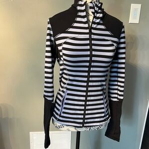 Lululemon size 6 Define Forme Jacket